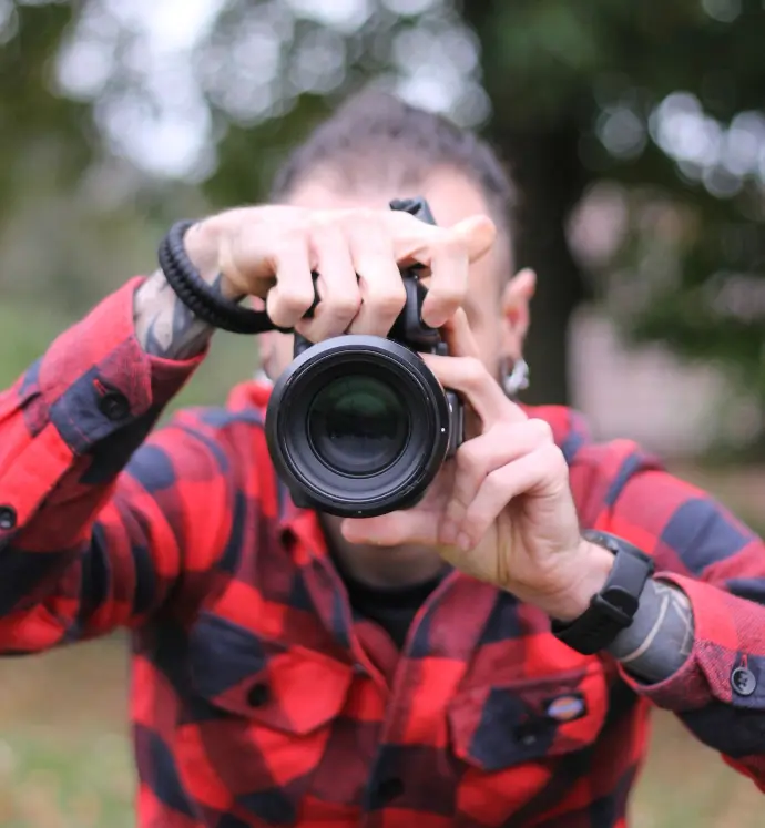 Homme avec appareil photo